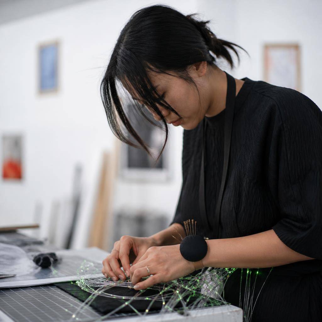 จากแกลเลอรีสู่รันเวย์ เมื่อศิลปะร่วมสมัยผสาน Designer Fashion และ Visual Storytelling